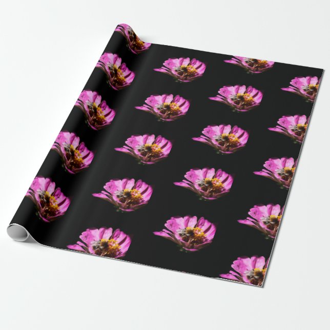 Bumblebi på en blomma presentpapper (Utrullad)