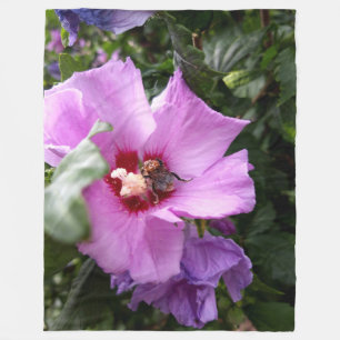 Bumblebi på Hibiscus Flower Fleecefilt