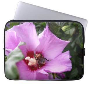 Bumblebi på Hibiscus Flower Laptop Fodral