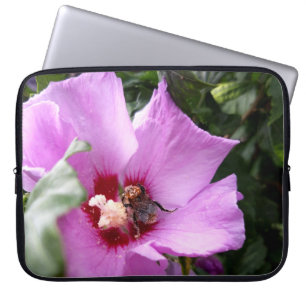 Bumblebi på Hibiscus Flower Laptop Fodral