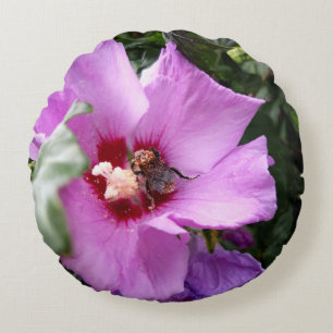 Bumblebi på Hibiscus Flower Rund Kudde