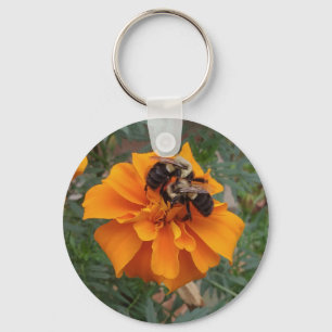 Bumblebin på Marigold Flower Nyckelring