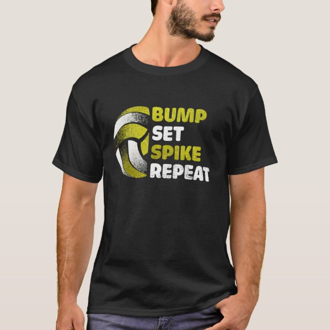 Bump Set Spike Repeat Golden Volleyball Gameday T Shirt (Framsida)