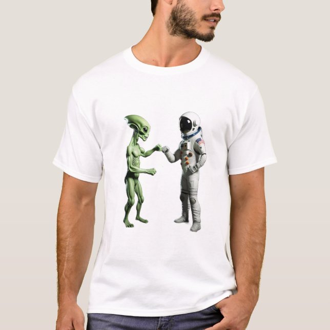 Bumpning Fists Astronaut Alien Sci-Fi T-Shirt (Framsida)