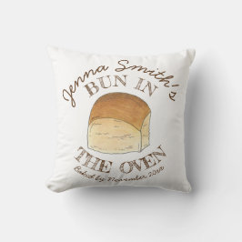 Bun in i dagsknappen för roll-babykläder på ugnen. kudde