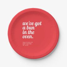 Bun in i den gamla moderna, minimala röda babyskab