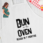 Bun in i Oven Funny Gravid Förkläde<br><div class="desc">KÖR I OVEN-Redot om 7 månader (lägg till ditt förfallodatum) Lustigt meddelande om Gravid Vit Apron. Minneshögen av glädje med den här söta och roliga köksapran. Den här designen har roligt-text i svart text. Anpassa helt enkelt genom att klicka på knappen "Redigera" om du vill ändra text/teckensnitt/färg.</div>