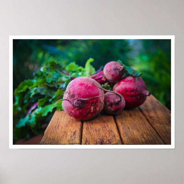 Bunch of Beets with Leaves on Table Poster (Framsidan)