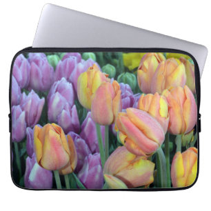 Buncher med färgstarka vår-tulpaner laptop sleeve
