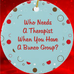 bunco som behöver en terapeut julgransprydnad keramik<br><div class="desc">Den här bilddesignen av roligten blå, röd, brun och vit har buncospelaren i åtanke. Vem behöver en terapeut när du har en buncogrupp? Din bunco-grupp är de bästa lyssnarna och har stöd så varför inte visa din uppskattning för detta attraktiva prydnadsföremål. Underbar som gåva eller pris. Kan hängas i köket,...</div>