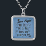 Bunco spelare har talang med kronan silverpläterat halsband<br><div class="desc">Bunco spelare har talang som de kan tala och kasta original- citationstecken för tärning samtidigt vid Artinspired.  Roligt buncoordstäv. Typografi för stil för designsärdragvintage och en krona för Buncoen görar till drottning.  Något designsärdrag en gammal vintagepappersbakgrund.</div>