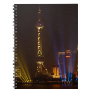 Bund (vattenfront) i Shanghai.Tittar Anteckningsbok Med Spiral