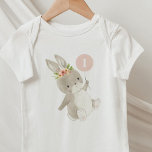 Bunny First Birthday T Shirt<br><div class="desc">En söt kanin med en blommigt krona, med en rosa ballong. Perfekt för din "nån är en" Party! Du kan ändra nummer 1 i ballongen till valfritt nummer och redigera all annan text, eller ta bort numret om du vill. Du kan också ändra färg i ballongen i den här utformningen....</div>