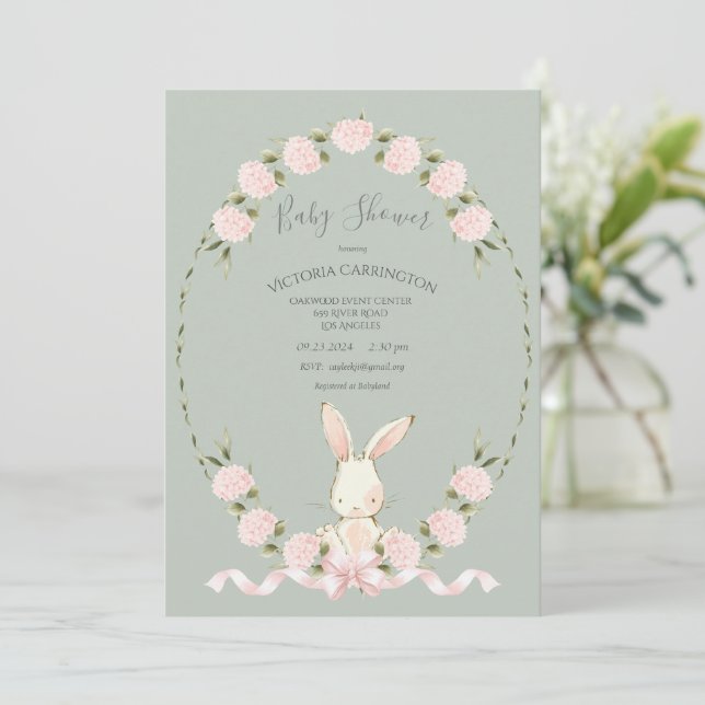Bunny Floral Hydrangeas Sage Girl Baby Shower Inbjudningar (Stående Fram)