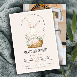 Bunny i Blommigt Kids Fotofödelsedag i Basket Inbjudningar