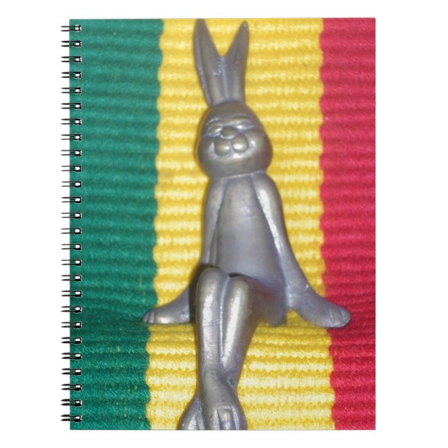Bunny i Rasta Färg: A Touch of Groovy Anteckningsbok Med Spiral (Framsidan)