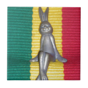 Bunny i Rasta Färg: A Touch of Groovy Art Print Kakelplatta