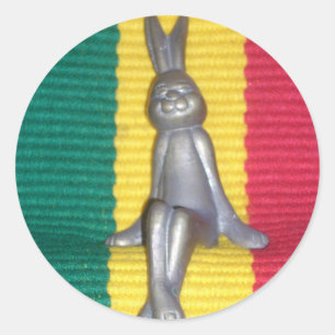 Bunny i Rasta Färg: A Touch of Groovy Art Print Runt Klistermärke