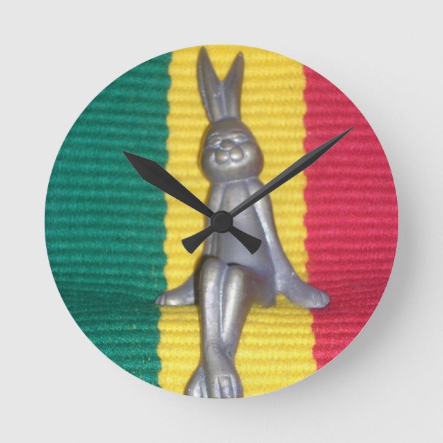 Bunny i Rasta Färg: A Touch of Groovy Rund Klocka (Framsida)