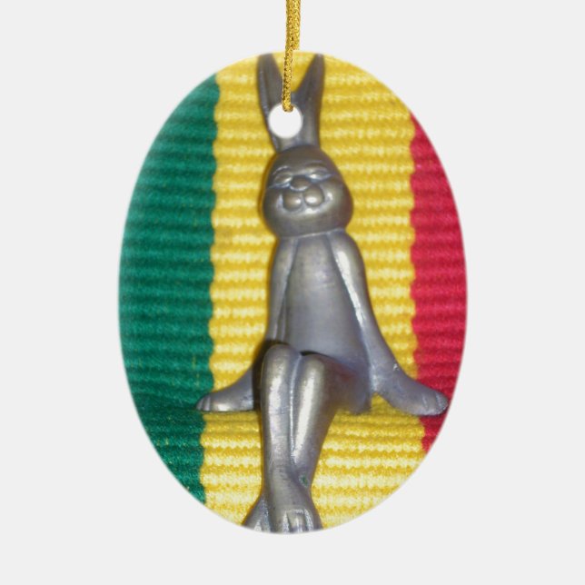 Bunny - Kanin i Rasta Färg: A Touch of Groovy Julgransprydnad Keramik (Framsidan)