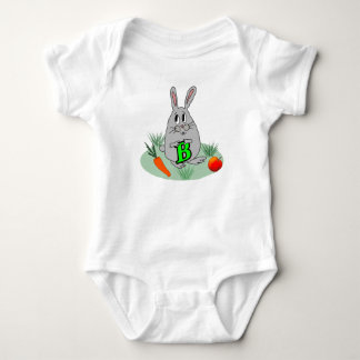 Bunny med brev B på gräsmatta T Shirt
