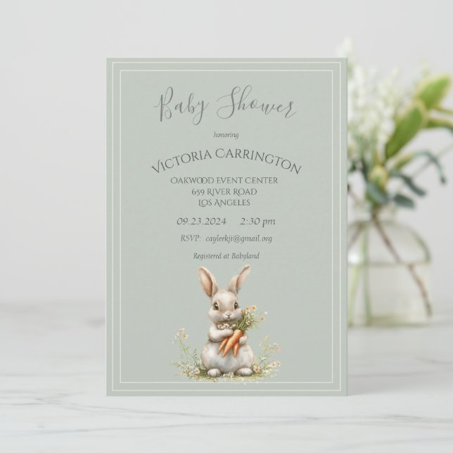 Bunny med morötter och blommor Baby Shower Inbjudningar (Stående Fram)