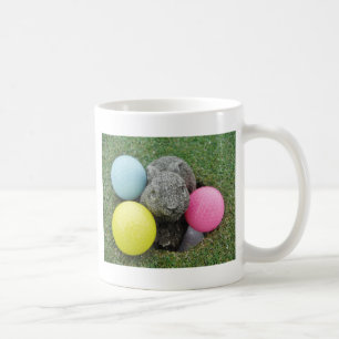 Bunny med rosa blue gult-ägg kaffemugg