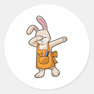 Bunny som Hairdresser med Comb & Scissors Runt Klistermärke