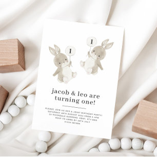 Bunny Twin Boys Första födelsedagsinbjudan Inbjudningar