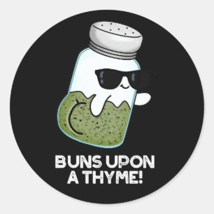 Buns On A Thyme Funny Herb Pun Mörk BG Runt Klistermärke