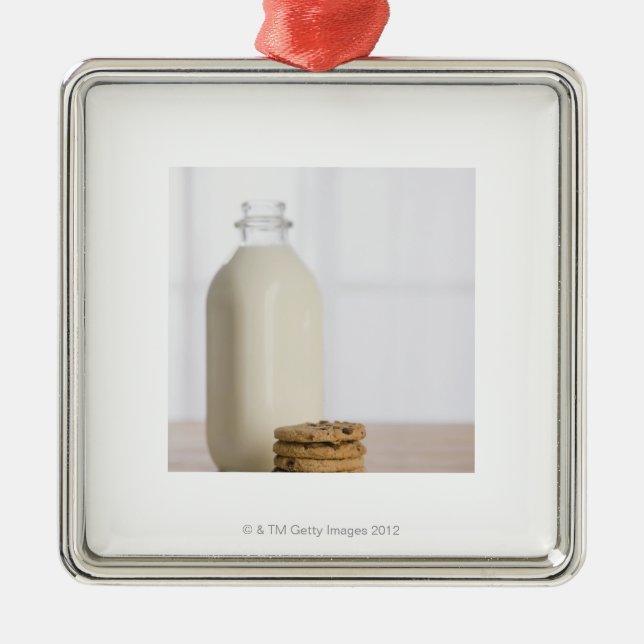 Bunt av choklad kakamjölk i ett exponeringsglas julgransprydnad metall (Framsidan)