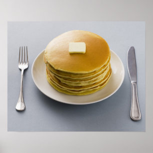 Bunt av pannkakor med smör på en plätera poster