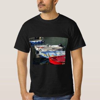 Bunte Boote am Pier T Shirt