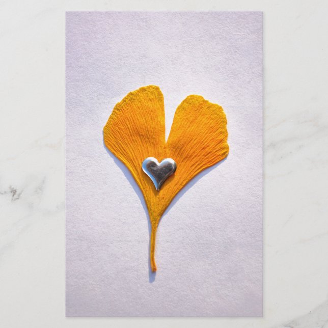 buntes Ginkgoblatt mit Metallherz, (Framsida)