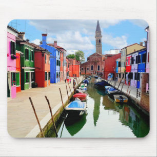 Burano, Italien, italienska färghus och båtkanal Musmatta
