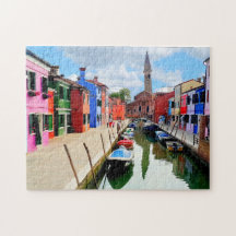Burano, Italien, italienska färghus och båtkanal