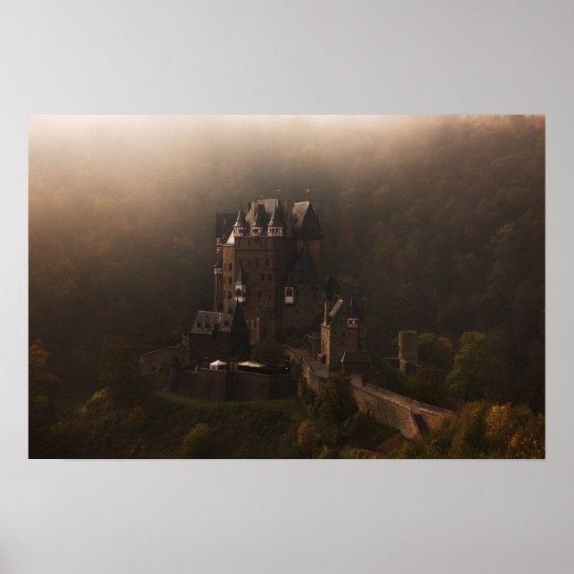 Burg Eltz slott i morgondimma Poster (Framsidan)
