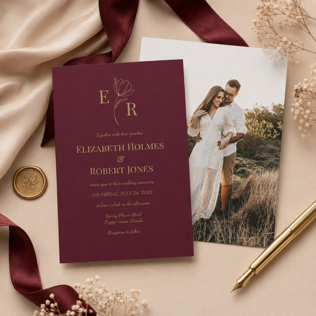 Burgunder Blommig Monogram Anpassad Foto Inbjudan (Burgundy Floral Monogram Custom Photo Invitation on a table with elegant wedding decor)