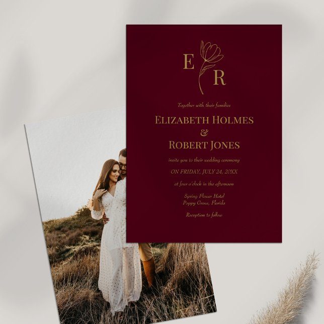 Burgunder Blommig Monogram Anpassad Foto Inbjudan (Burgundy Floral Monogram Custom Photo Wedding Invitation on white table with dry flower.)