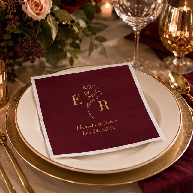 Burgunder Blommiga Monogram Bröllopsservetter Pappersservett (Burgundy Floral Monogram Wedding Napkins on an elegant wedding table)
