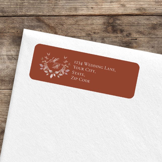 Burgunder Bröllopsmonogram Skript Blommig  Returadress Etikett (Burgundy monogram return address label on white envelope, rustic wood background)