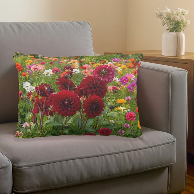 Burgunder Dahlia Accent Kudd Prydnadskudde (Accent pillow with burgundy dahlias and assorted flowers)