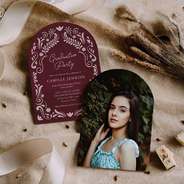 Burgunder Fiesta Examen Firande Båge Foto Inbjudningar (Skapare uppladdad)