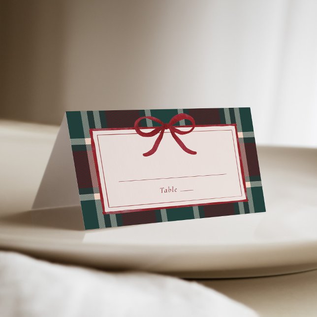 Burgunder Grön Karo Julbåge Bröllop Placeringskort (Burgundy green plaid Christmas wedding place card with red bow, festive winter table setting.)
