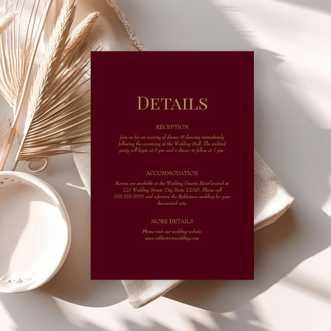 Burgunder Guld Monogram Bröllopsdetaljkort Inbjudningar (Burgundy Monogram Wedding Details Enclosure Card on neutral boho wedding table.)