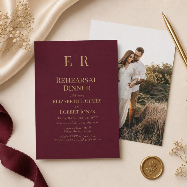 Burgunder Guld Monogram Övningsmiddagsinbjudan Inbjudningar (Burgundy Gold Monogram Rehearsal Dinner Invitation on a table with elegant wedding decor)