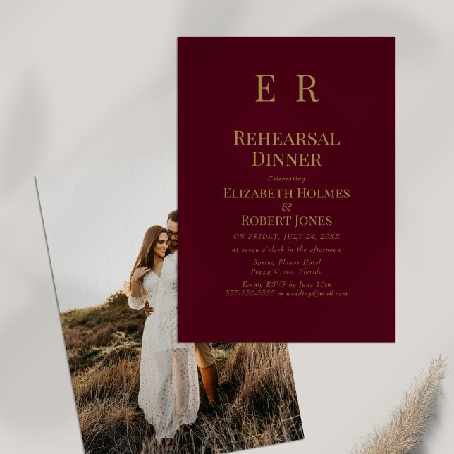 Burgunder Guld Monogram Övningsmiddagsinbjudan Inbjudningar (Burgundy Monogram Custom Photo Rehearsal Dinner Invitation on white table with dry wildflower.)