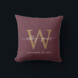 Burgunder och guld vigselmonogram kudde<br><div class="desc">Burgunder och guld vigselmonogram kudden har elegant vit kalligrafi över en djup burgunderfärgad bakgrund med en djärv guldinitial. Perfekt som en personlig vigselgåva, årsminne eller heminredningsaccent, denna anpassade kudde lägger till en tidlös elegans till alla utrymmen.</div>