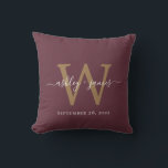 Burgunder och guld vigselmonogram kudde<br><div class="desc">Burgunder och guld vigselmonogram kudden har elegant vit kalligrafi över en djup burgunderfärgad bakgrund med en djärv guldinitial. Perfekt som en personlig vigselgåva,  årsminne eller heminredningsaccent,  denna anpassade kudde lägger till en tidlös elegans till alla utrymmen.</div>