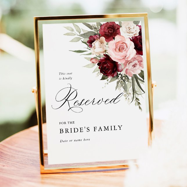 Burgunder Rosa Blommig Reserverad Platsskylt 5x7 Poster (Burgundy blush pink reserved seating sign wedding floral sign elegant outdoor ceremony decor)
